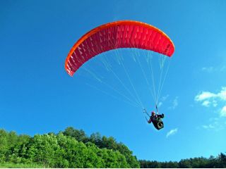 パラグライダー・単独フライトで、大空へテイクオフ!! ふわっと飛ぶ感覚、風と共に舞う感覚は、パラグライダーだけで味わえる体験☆