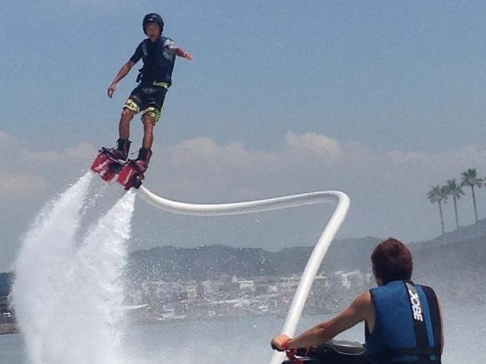7 8月の真夏プラン フライボード 逗子鎌倉 鎌倉 水圧で空を飛ぶ Tvcmでお馴染みのフライボードが絶景の逗子マリーナで楽しめる フライボード15分体験 フライフィールド逗子 じゃらん遊び体験