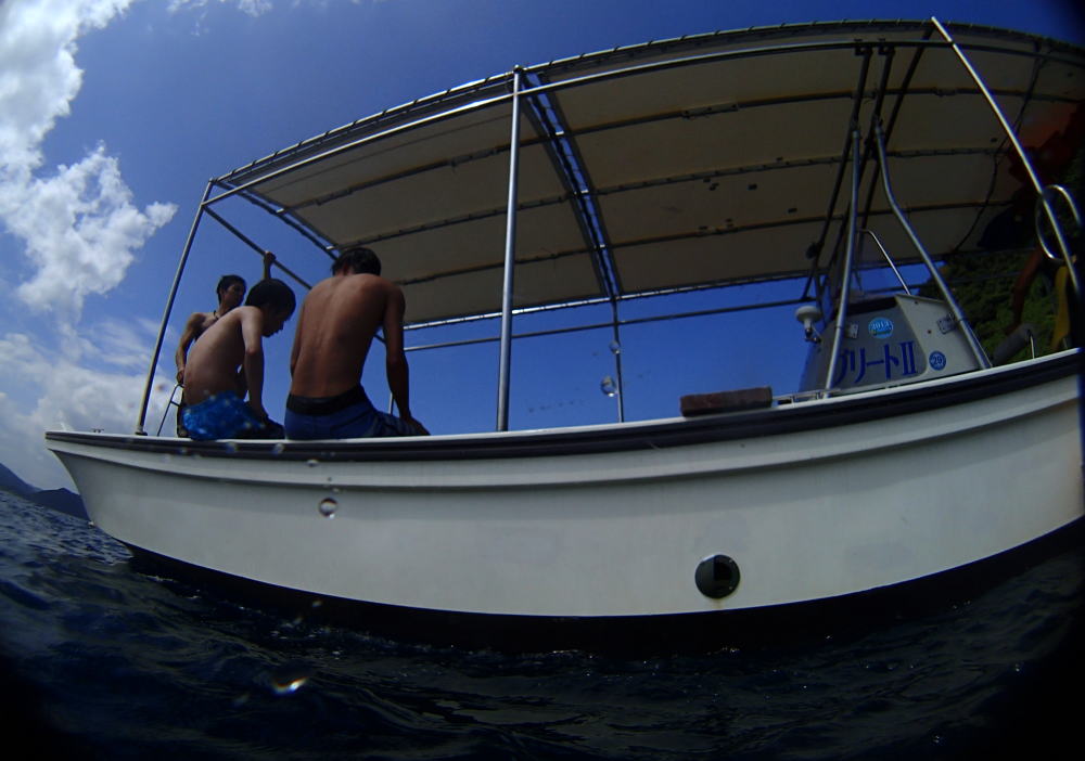 船には日よけ屋根がついているので日焼けをしたくない方にもオススメ!