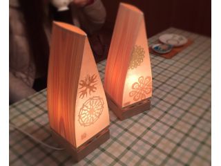 実際にお客様がつくられた灯りです。桧の薄板の面はひとつひとう違う木目模様と夕陽色の光が広がります。