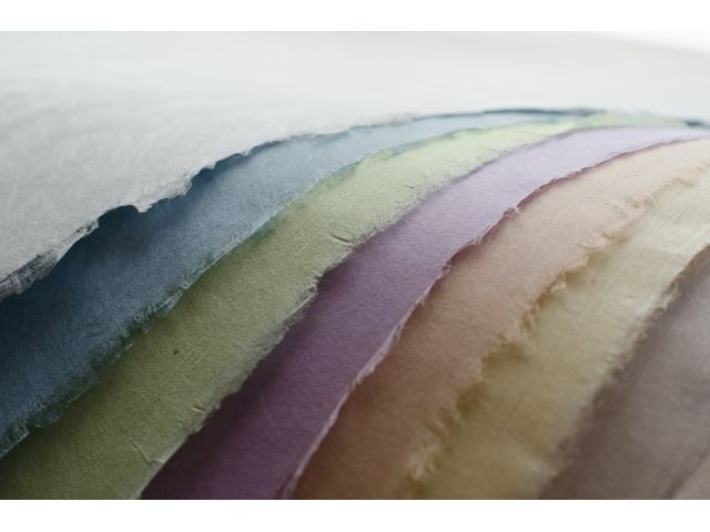 使用しますやさしい色合いの 吉野の福西和紙本舗の手漉き草木染め和紙