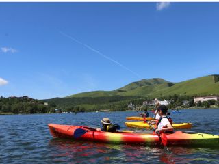 カヌーでの散歩は、緑あふれる高原の景色を水上から眺める特別な時間!