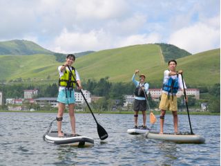 SUPの乗り降り、漕ぎ方などガイドが安全にサポートします。ツアー中もガイドが並走し、パドリングなどアドバイスしながら、白樺湖のおすすめポイントを巡ります