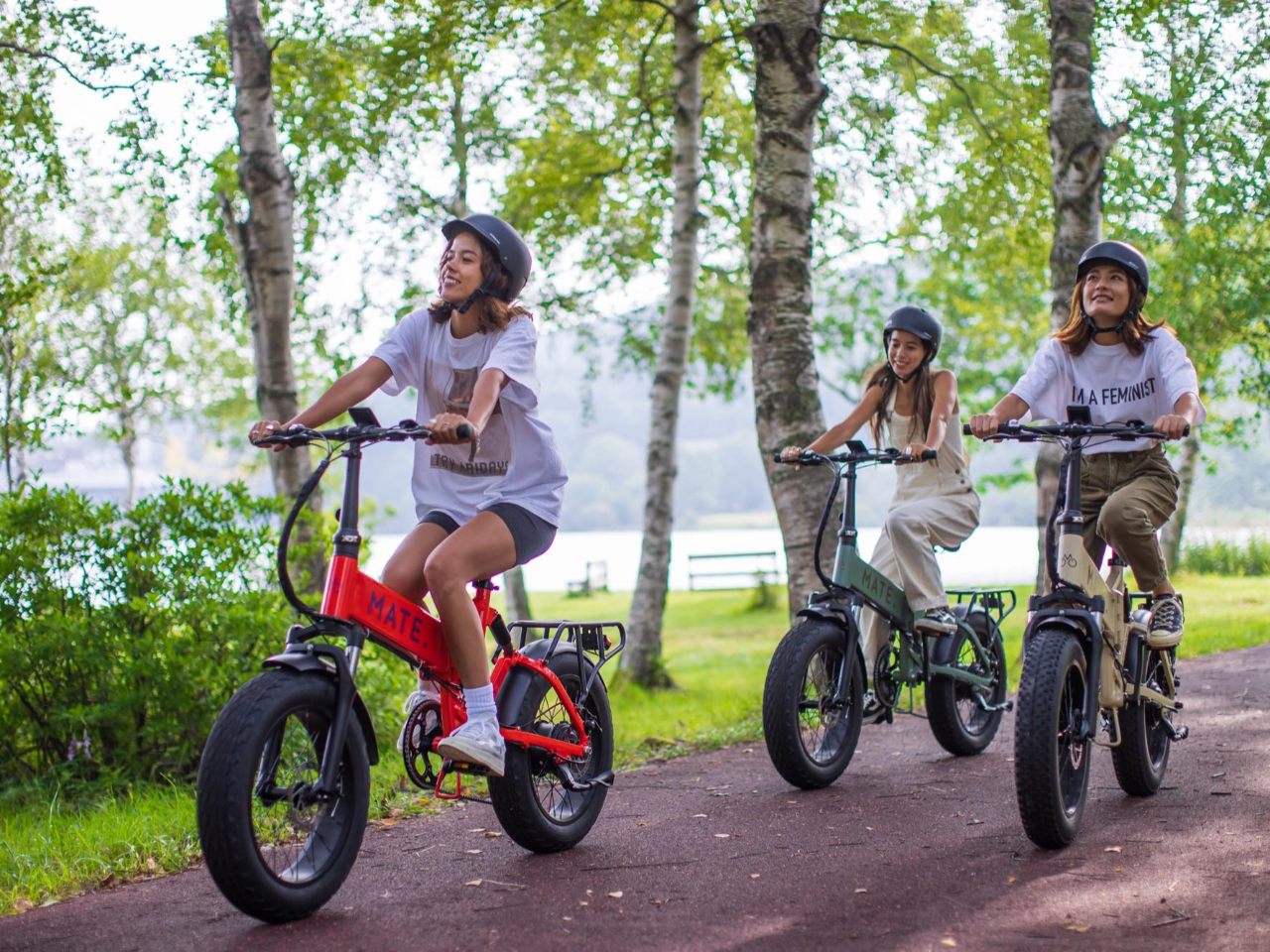 まずは湖畔をサイクリング!e-バイクの乗り方をガイドがレクチャーします。