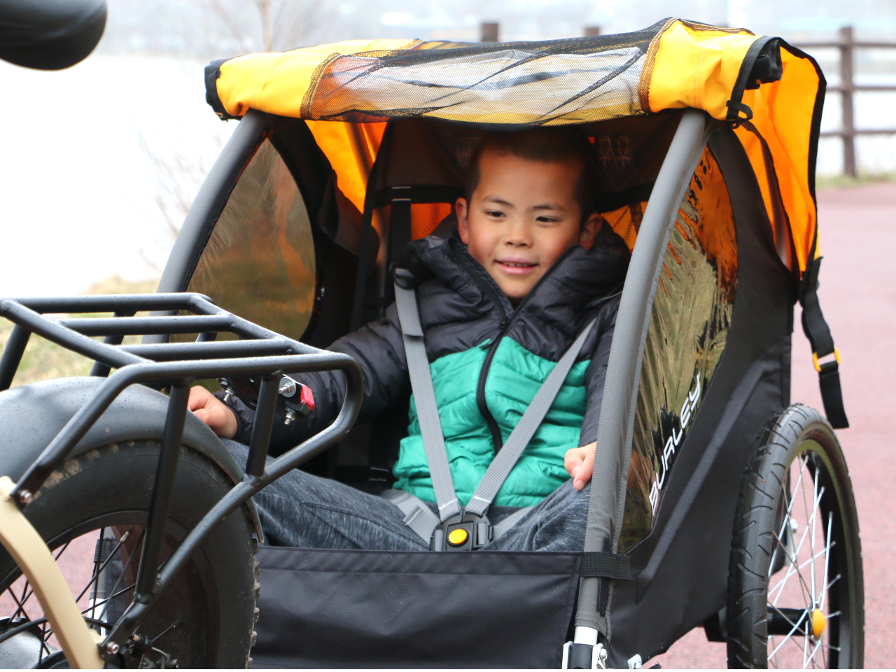 幼児のお子様はお父さんに引っ張ってもらいます。アシストパワーで楽々、家族でツーリングをお楽しみください。