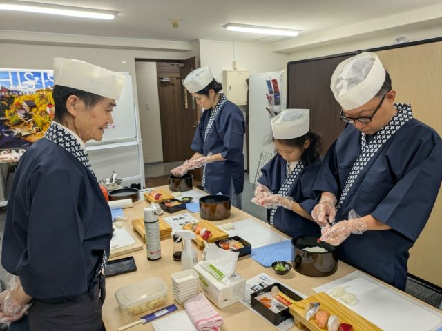 まるで寿司職人さながらの格好で、体験していただきます。