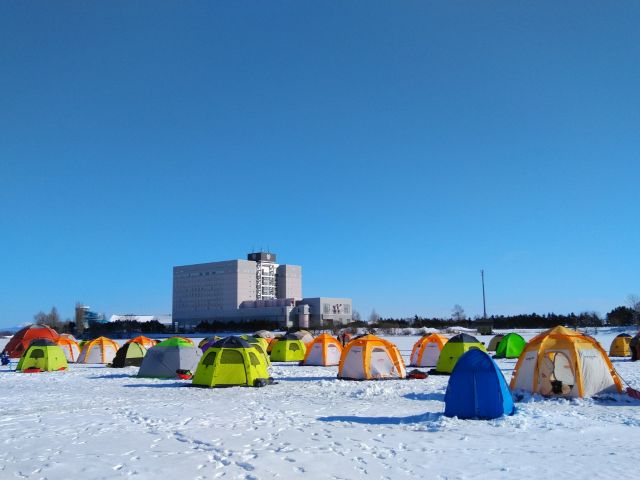 カラフルなテント群の中で、真冬気分も絶頂です。2月は主にこの会場になります。