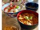 A: 通常プランの海鮮丼(奥)または、B: ご自身で剥いたウニを丼にした場合(手前)。ウニ刺し(手前左)は、ご自由に盛り合わせて召し上がって下さい。
