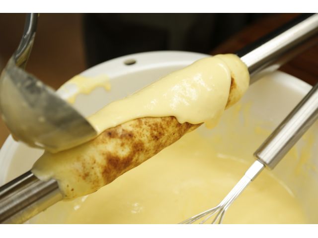 生地を重ねてバウムクーヘンの層を重ねていきます♪