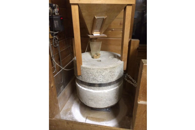 材料の米粉は石臼でひいたものです♪米粉が入るともちっとしますよ♪