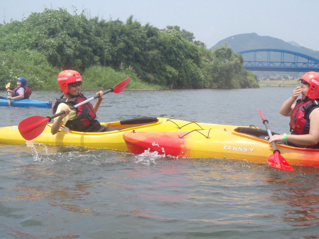 こらこら!水かけちゃダメって言ってるのに〜これが楽しいんだよ〜