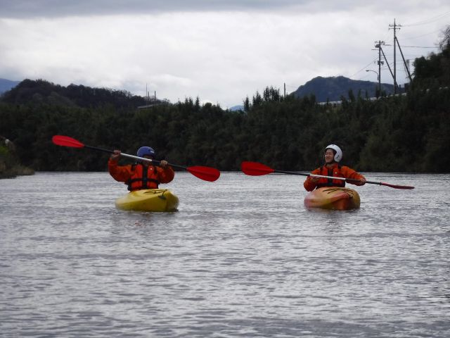 川の上で会話しながらのんびりと