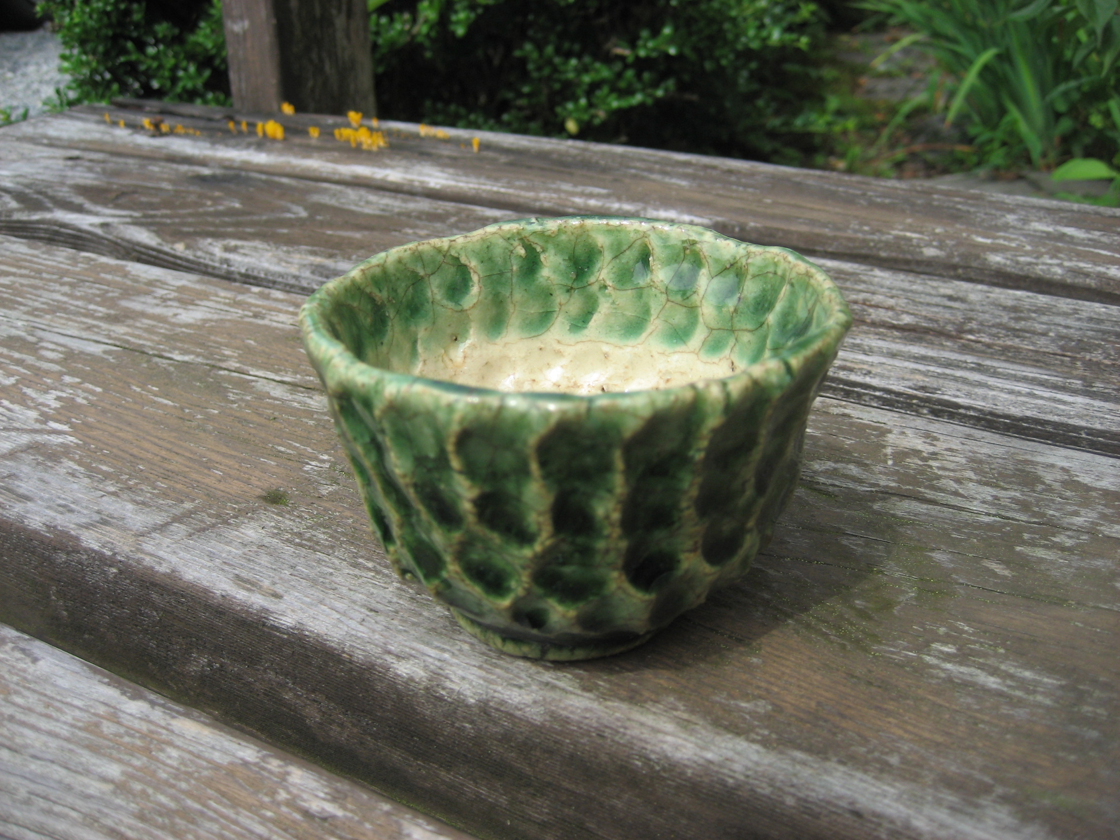 織部釉
手絞りといって、手で模様をつけていく手法です
こういった作品が作れることも無心窯の特色です