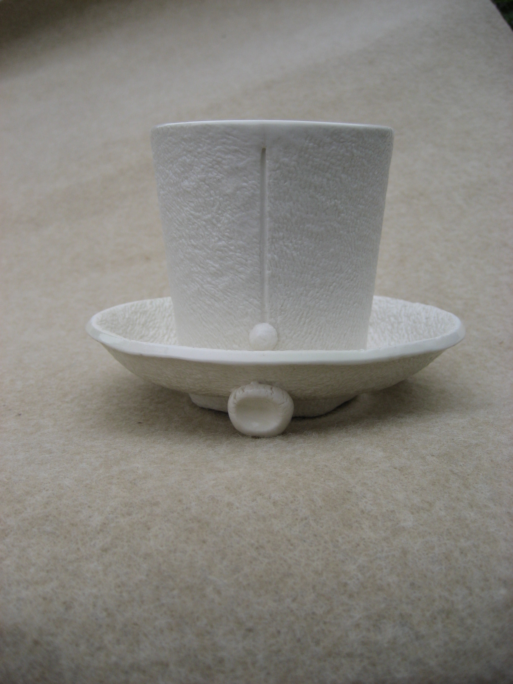 磁器土を使用した白いカップです。初心者でも軽く作れます。
但し、型作りとなりますので一定のデザインとなります。