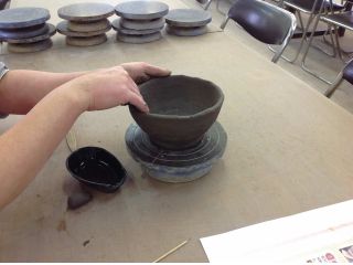小さな手動のロクロを使い、作陶いただけます。