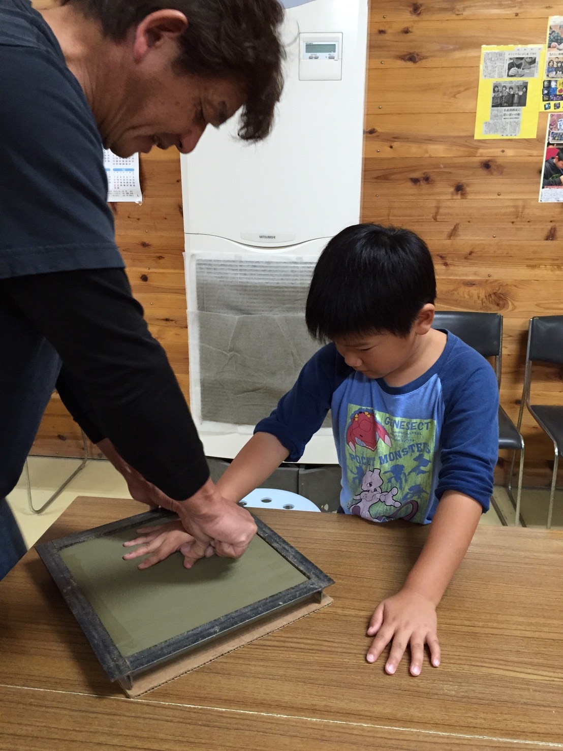 手形粘土をご利用の際にはスタッフがお手伝いします!
