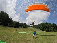 風向きに合わせて3つのゲレンデからベストなフィールドで行います。パラグライダーにチャレンジ!
