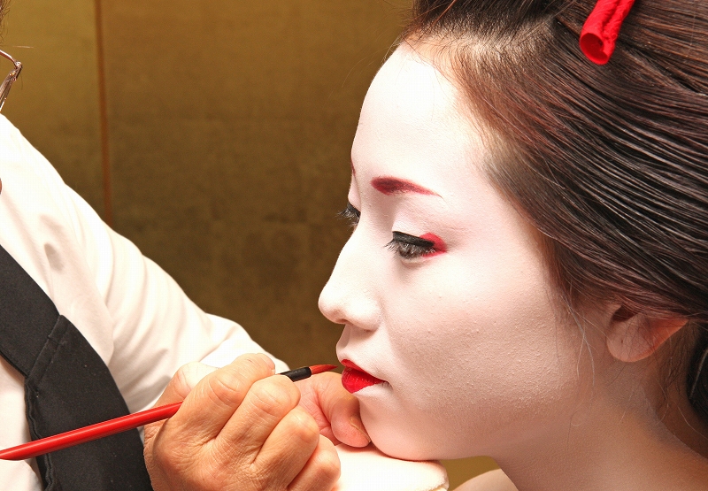 本格舞妓化粧は熟練のプロスタッフが担当!お客さまのお顔の特徴を活かして美しさをひきたてます。