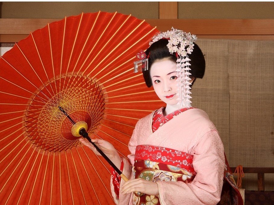 雰囲気たっぷりのお座敷スタジオでの撮影と3ポーズ写真台紙込みのプランです。