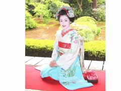 女性なら一度は体験してみたい舞妓さんに大変身!散策中、プロカメラマンが貴方を同行撮影します。