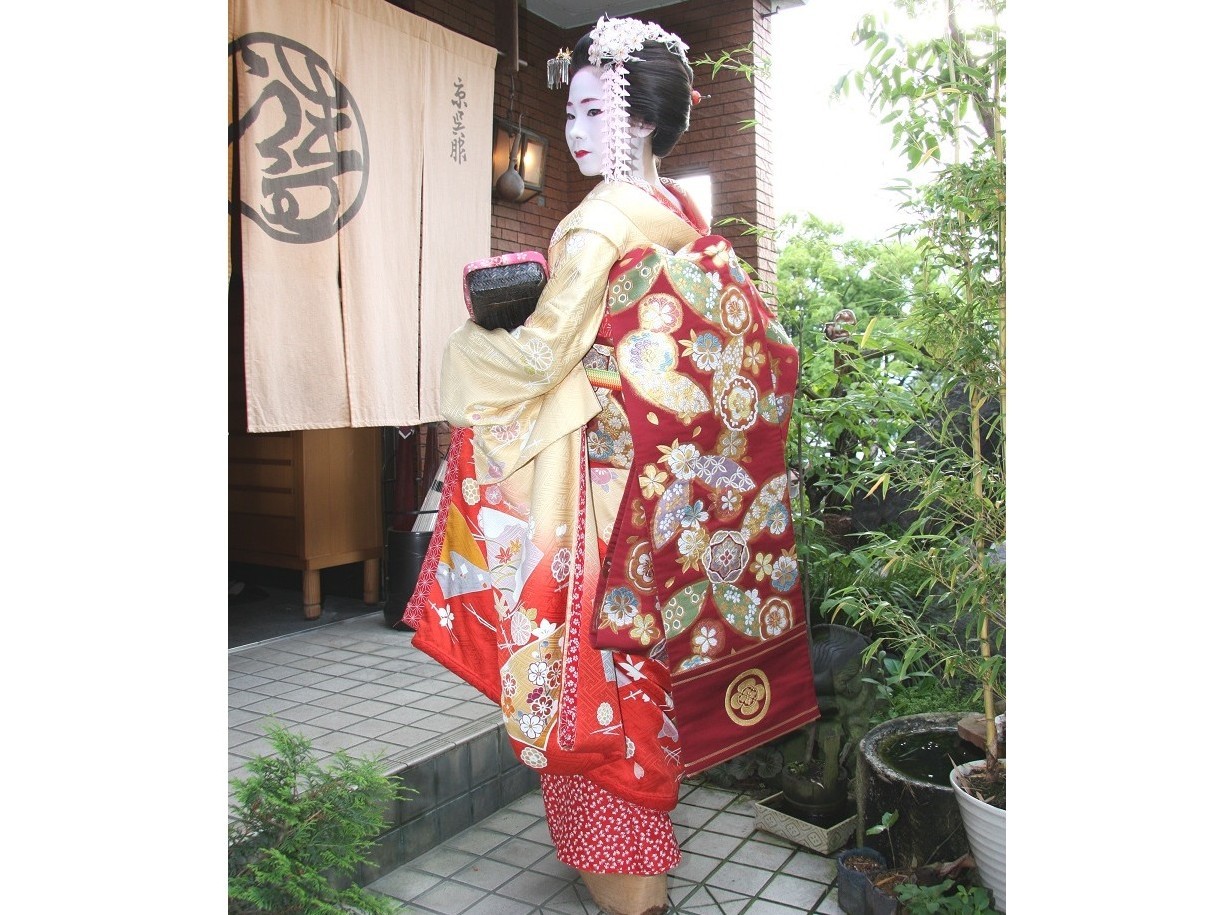 【老舗呉服店ならではのこだわりを持って。】着物は伝統工芸士による手描き京友禅染めの逸品を多数使用しております。