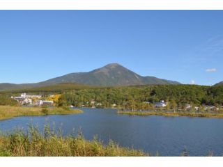 白樺湖から見る蓼科山。きれいな形をしています。