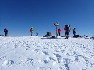 入笠山山頂。広い山頂ですが冬でも多くの登山者で賑わいます。