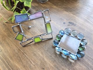 旅の思い出写真を飾る〔左〕ミニフォトフレーム¥4800・〔右〕キラキラこものいれ¥4300