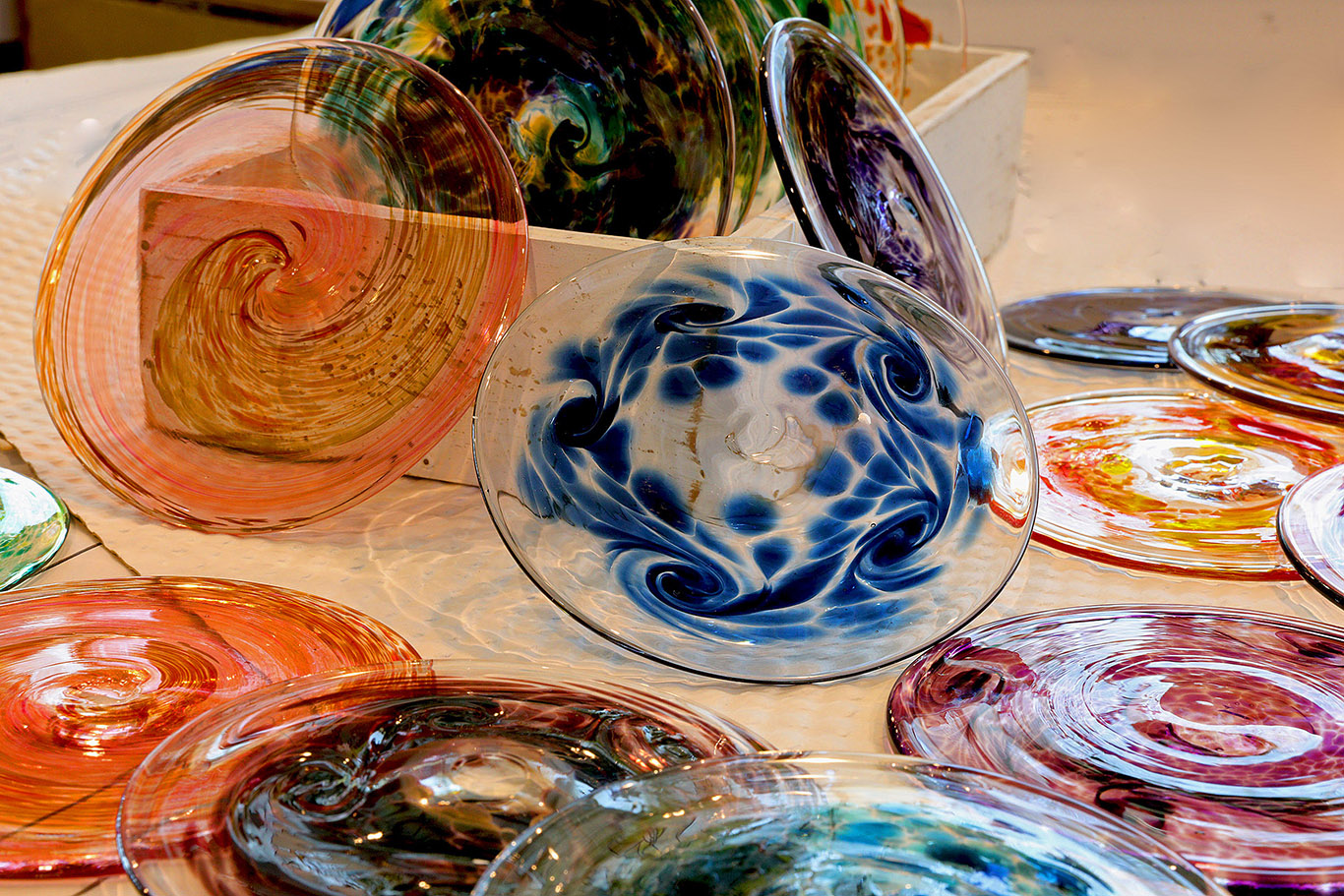 美しく独特な形状の丸いガラスで、あなたの作品作りに魅力的なアクセントを与えます。是非ご参加ください。