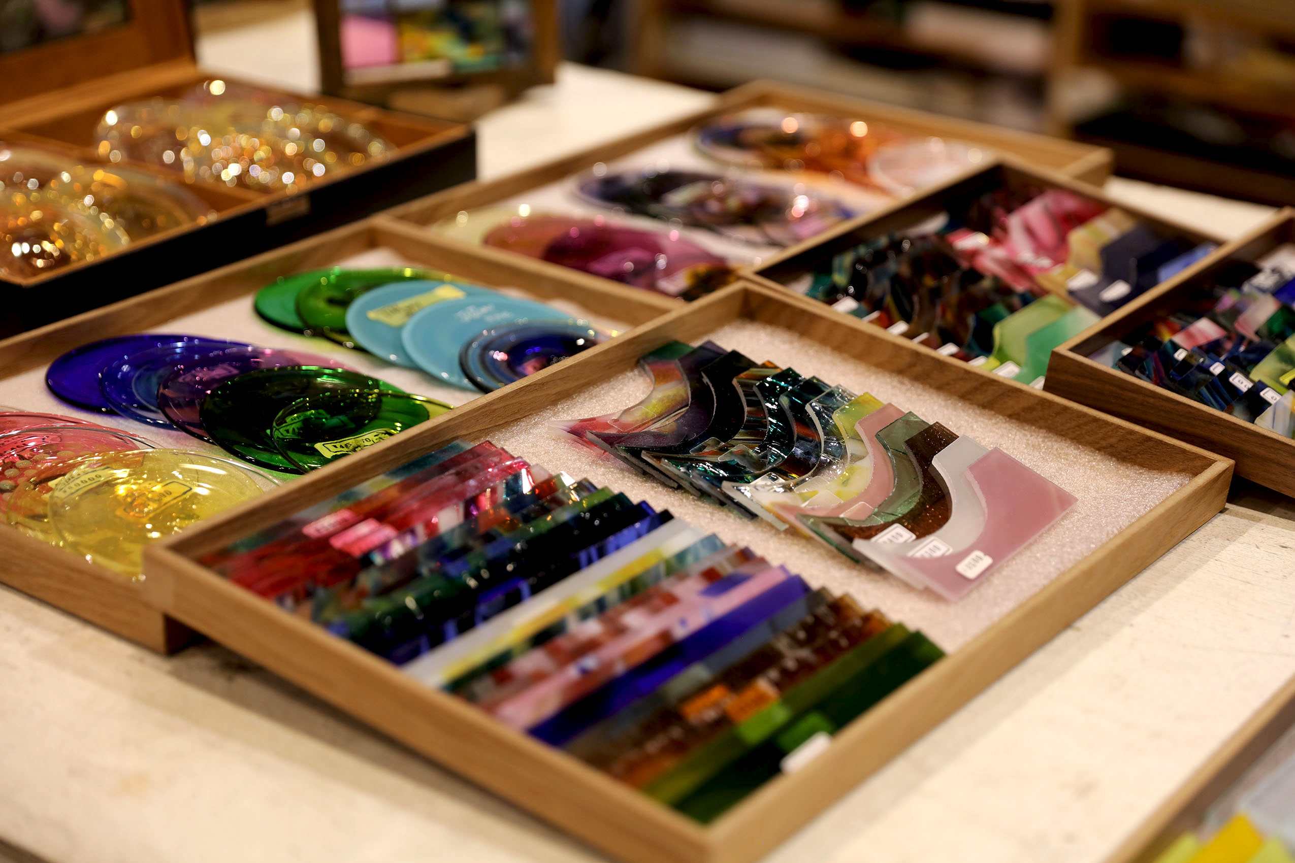 ステンドグラス体験には美しい新しいパーツが続々と追加されました、自分だけのオリジナルステンドグラス作品を作り、創造性を刺激してください。