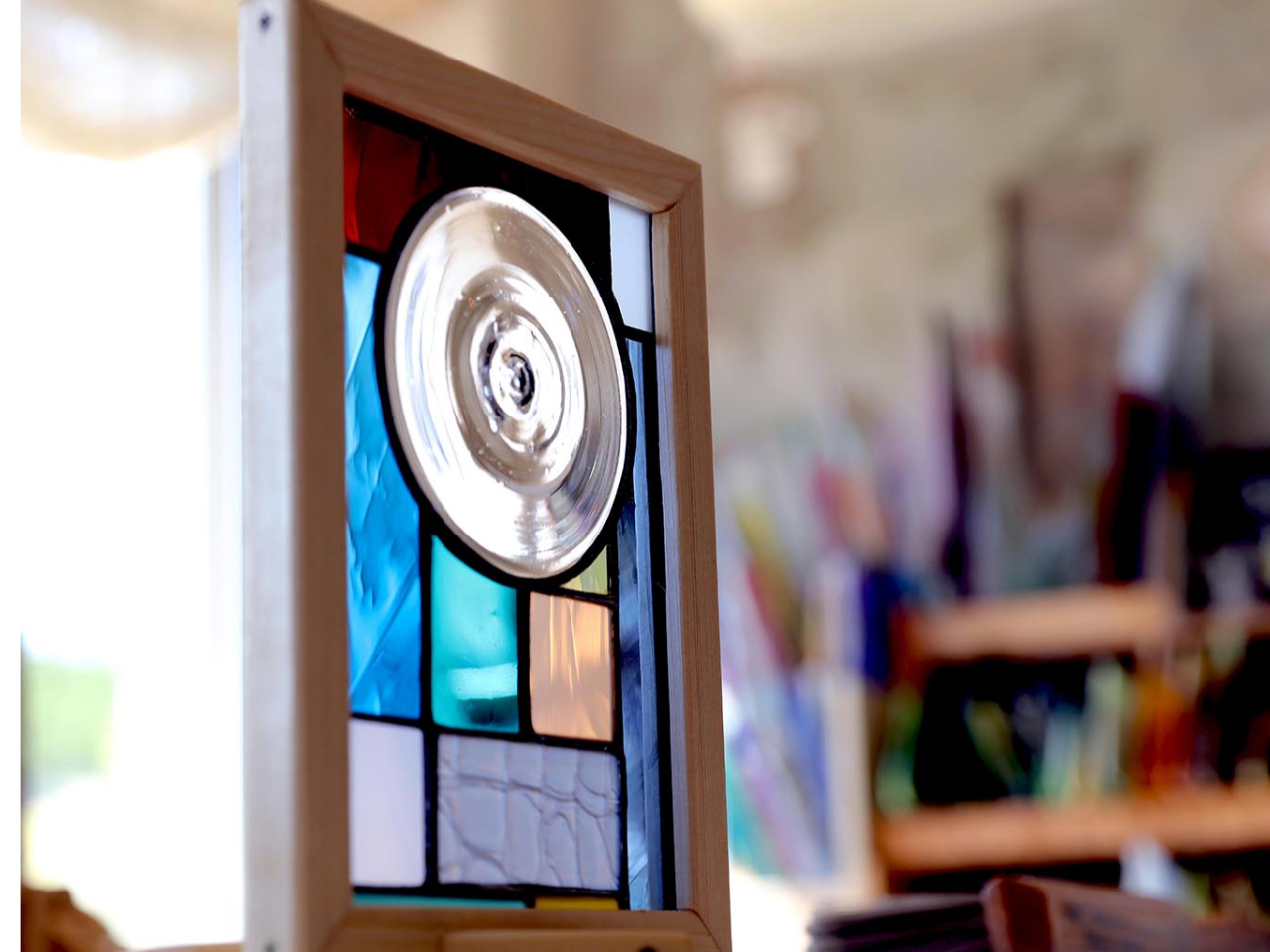 光とガラスの融合は美しく、ステンドグラス作品の独自の美しさを生み出します。ステンド体験で自分が作り上げた作品を手に、光とガラスの融合の美しさを感じてみましょう