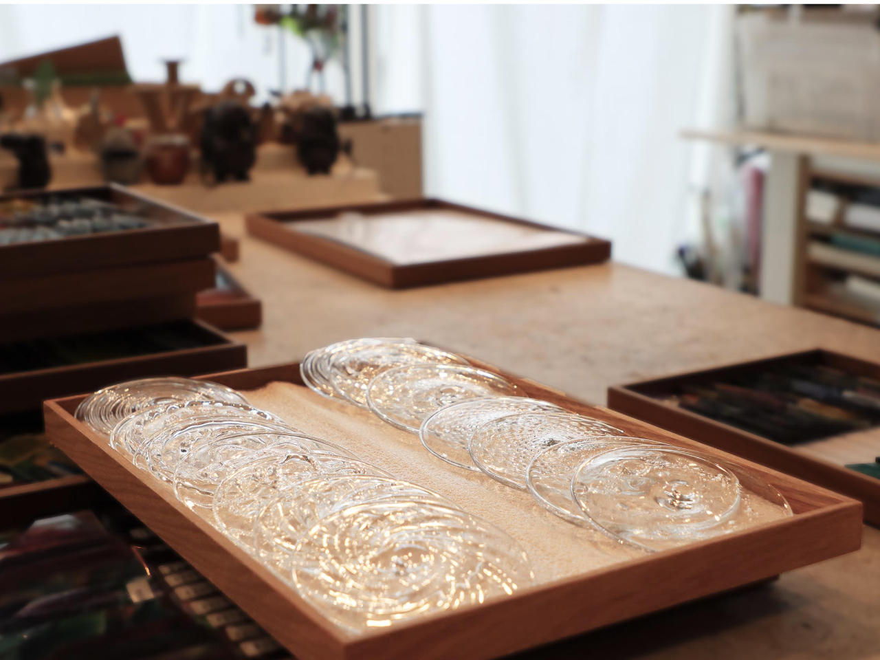 体験クラスでは、厳選された特別な素材のみを使用しております。ひとつひとつが持つ独自の輝きや質感を持つ特別なアンティークガラスの美しさをご堪能下さい