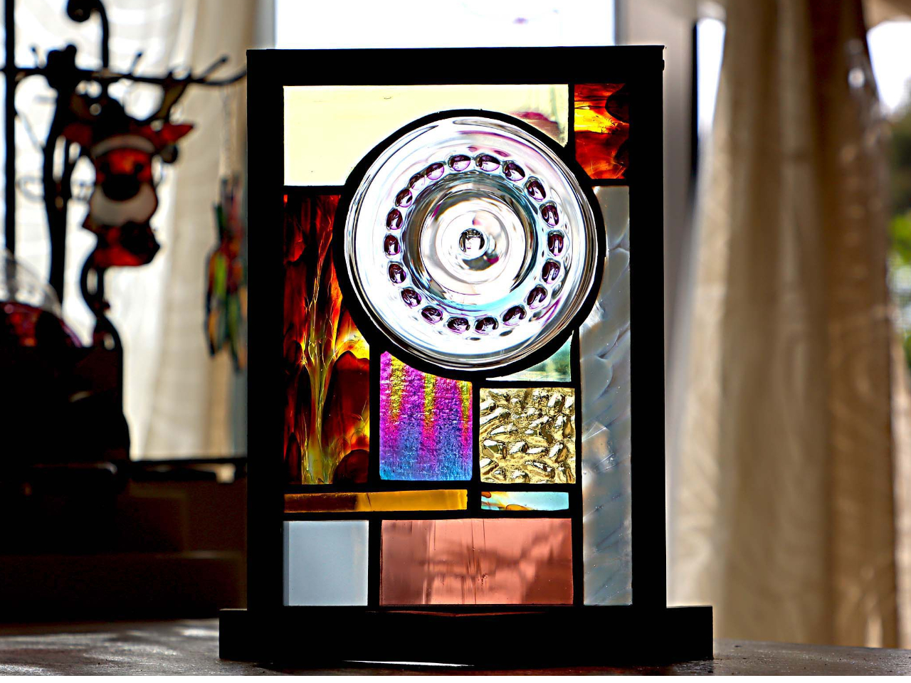 国内で唯一ルヴェールがアンティークガラスのステンドグラス体験を開催しています。台座は付属しません。