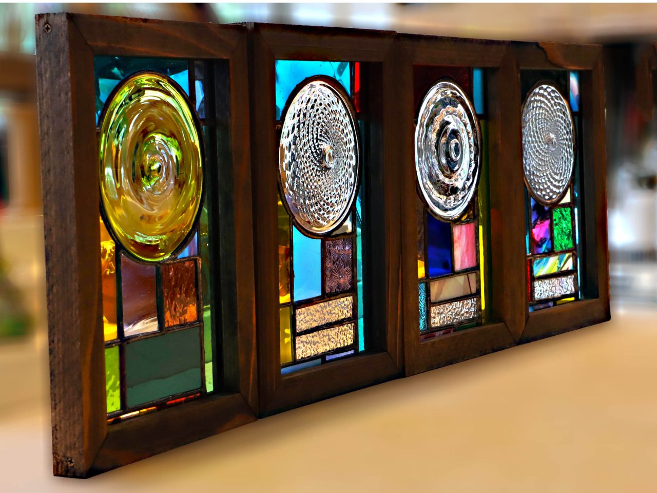 特にロンデルを使った作品はクオリティーが高く、ティファニーブルー色を使った作品は美しい輝きを放っています。初めての体験とは思えないクオリティーです。