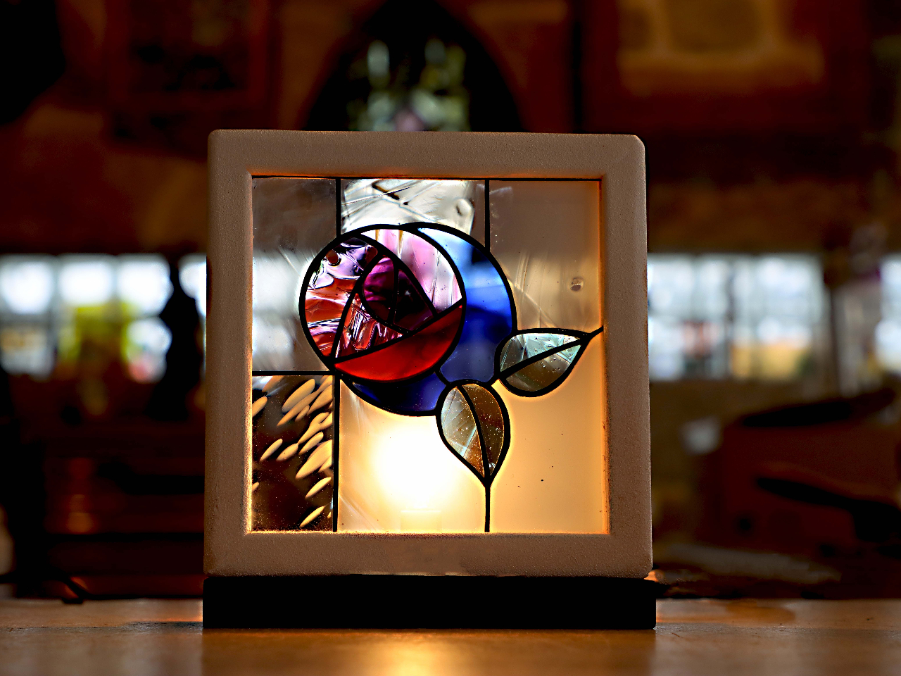 大好評頂いております、国内初アンティークガラスを使った薔薇パネル、オリジナルデザインです。撮影の薔薇はオプション(鉄・アイアン/ライトキット)を用いています。