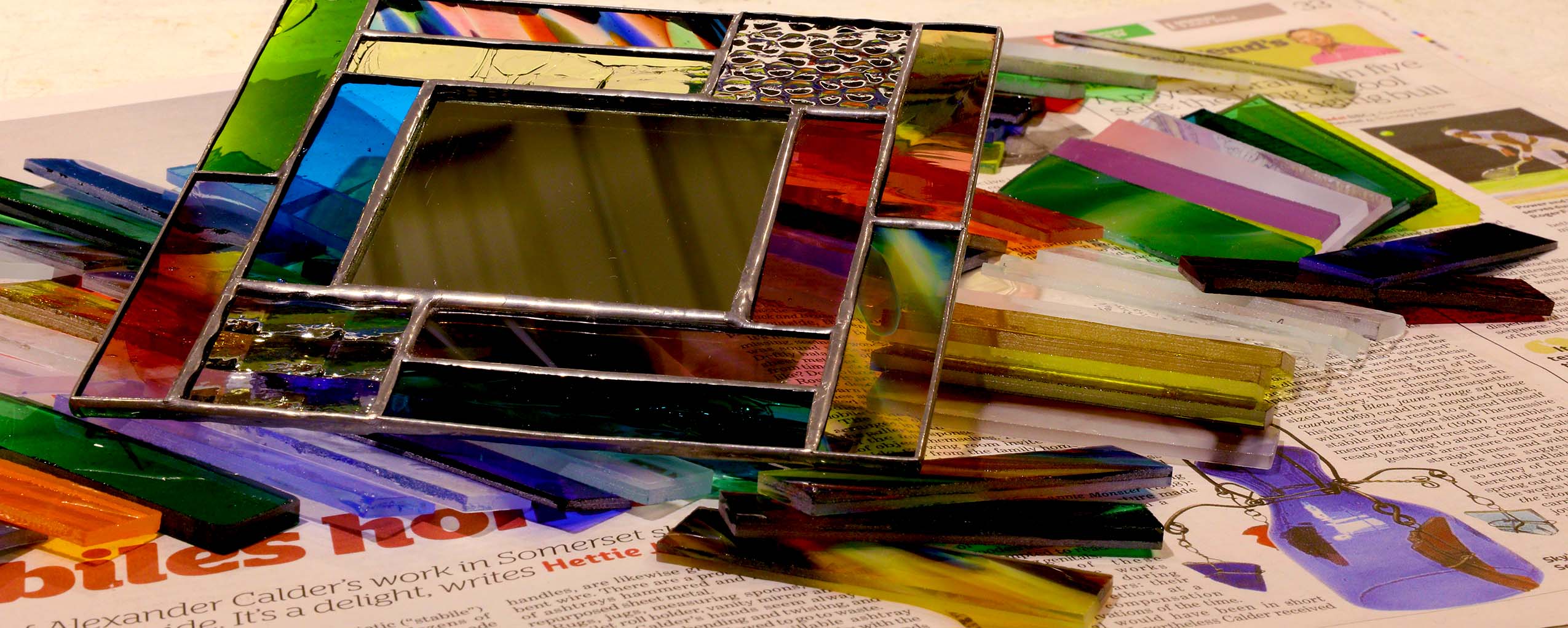 アンティークガラスには様々な色や形状があり、色合いを使い分けたり、模様を活かしたりすることで自分だけのオリジナル作品を作ることができます。