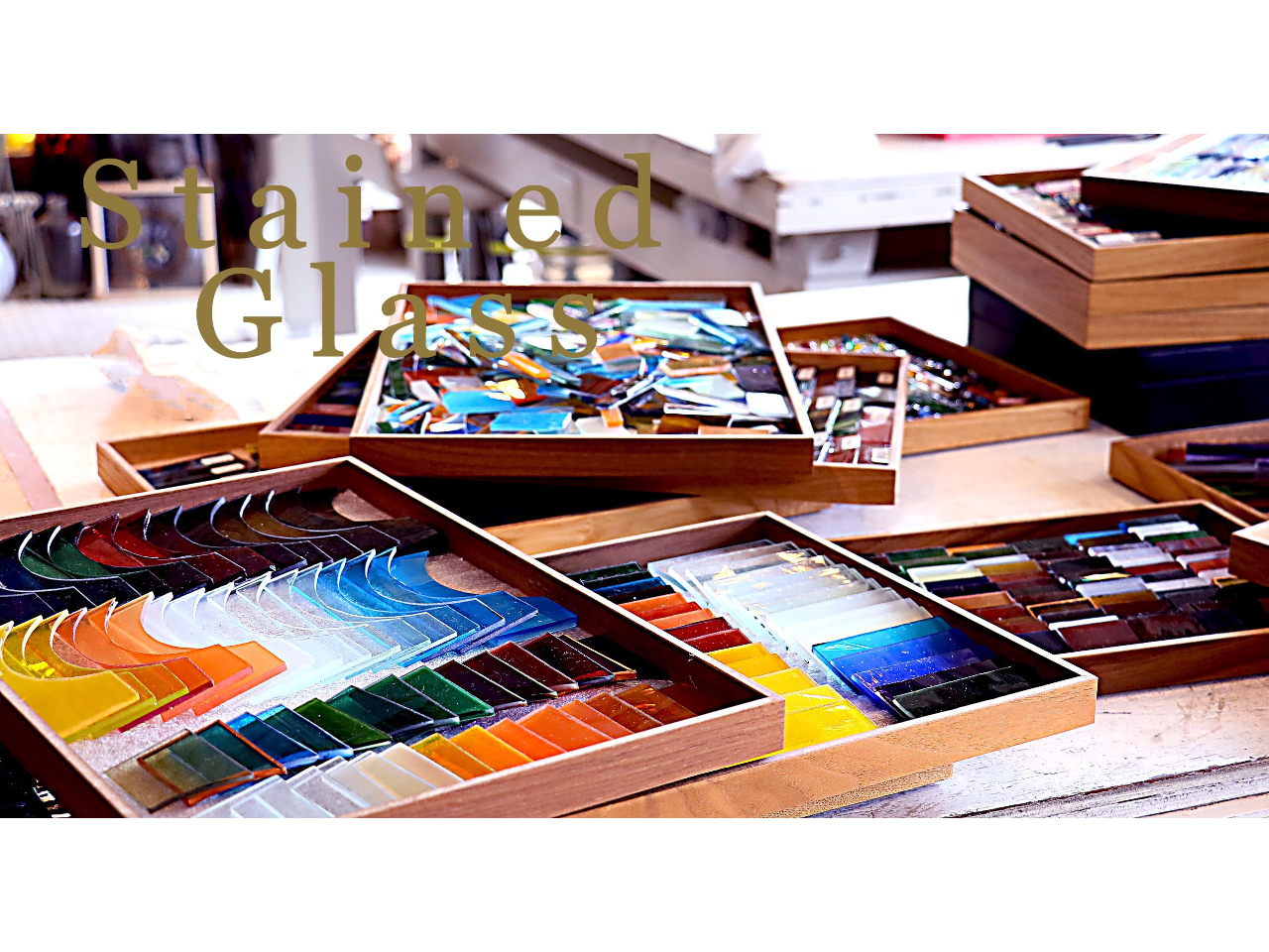 ステンドグラス体験には様々なパーツが必要で、それらを組み合わせてオリジナルの作品を作り上げます。画像を見ながら自分自身のアイデアを思い描いてください。