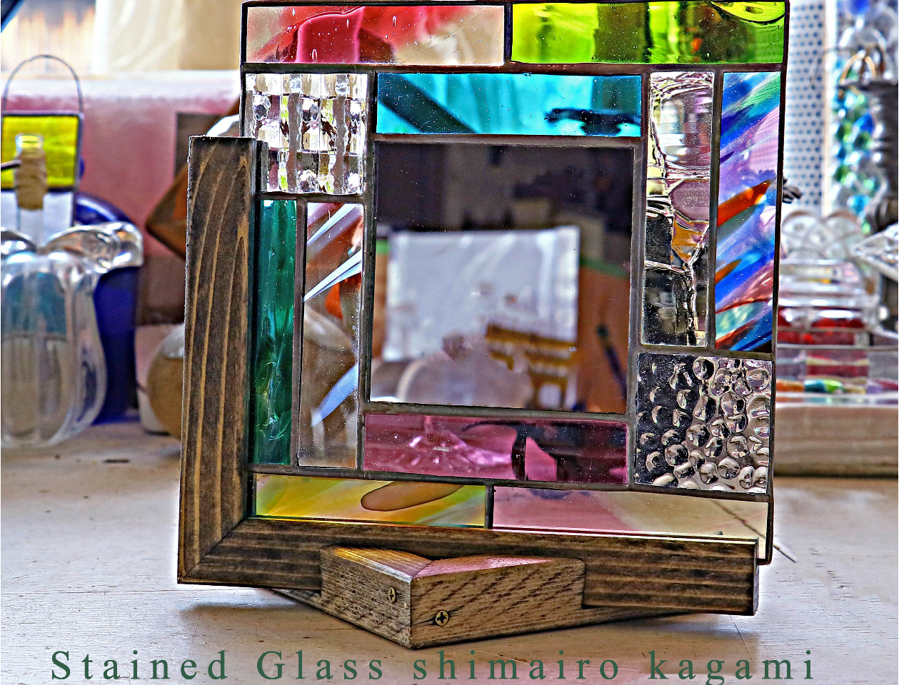 島色鏡の新たなリニューアルが実現しました。島色鏡は、美しいアンティークガラスや様々なカラーガラスを駆使して、一層魅力的なステンドグラス作品を創りあげれましょう。