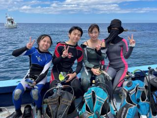 ポイントの一つ【アサグリ礁】沈み根の上からは、大小さまざまな魚種の群れを目の前で見ることができます。