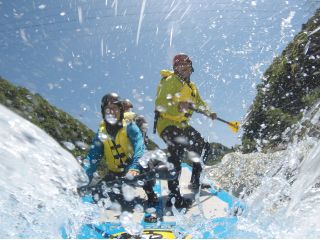 コンパススタイルのラフティングはみんなで乗れるモンスターSUP! おすすめは女子会。カップル様。ご家族でのご参加です。1ツアー1組限定なので安心の対応です。