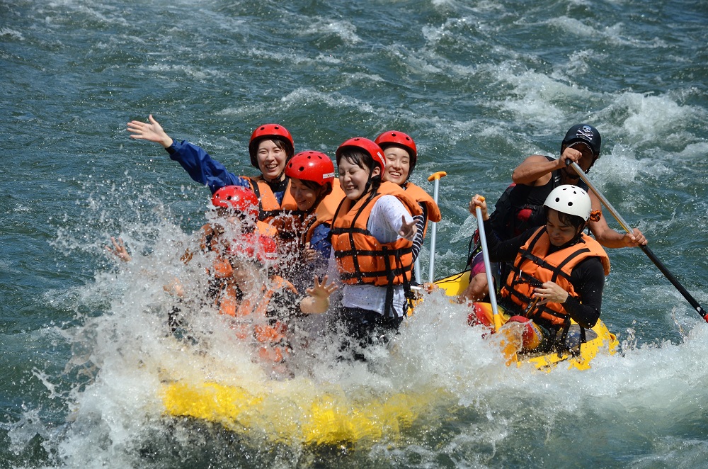 激しい波しぶき