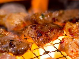 炭火で焼くお肉は最高です