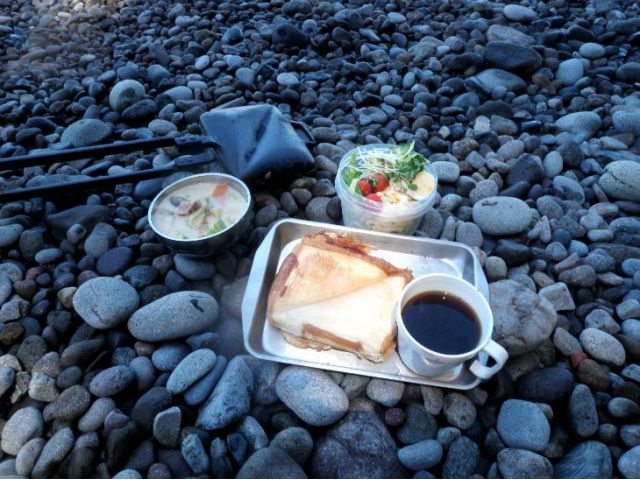 平戸カヤックスの野外料理は焚火で調理します。