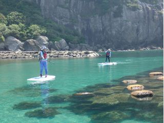 透き通った海をのんびりと散歩