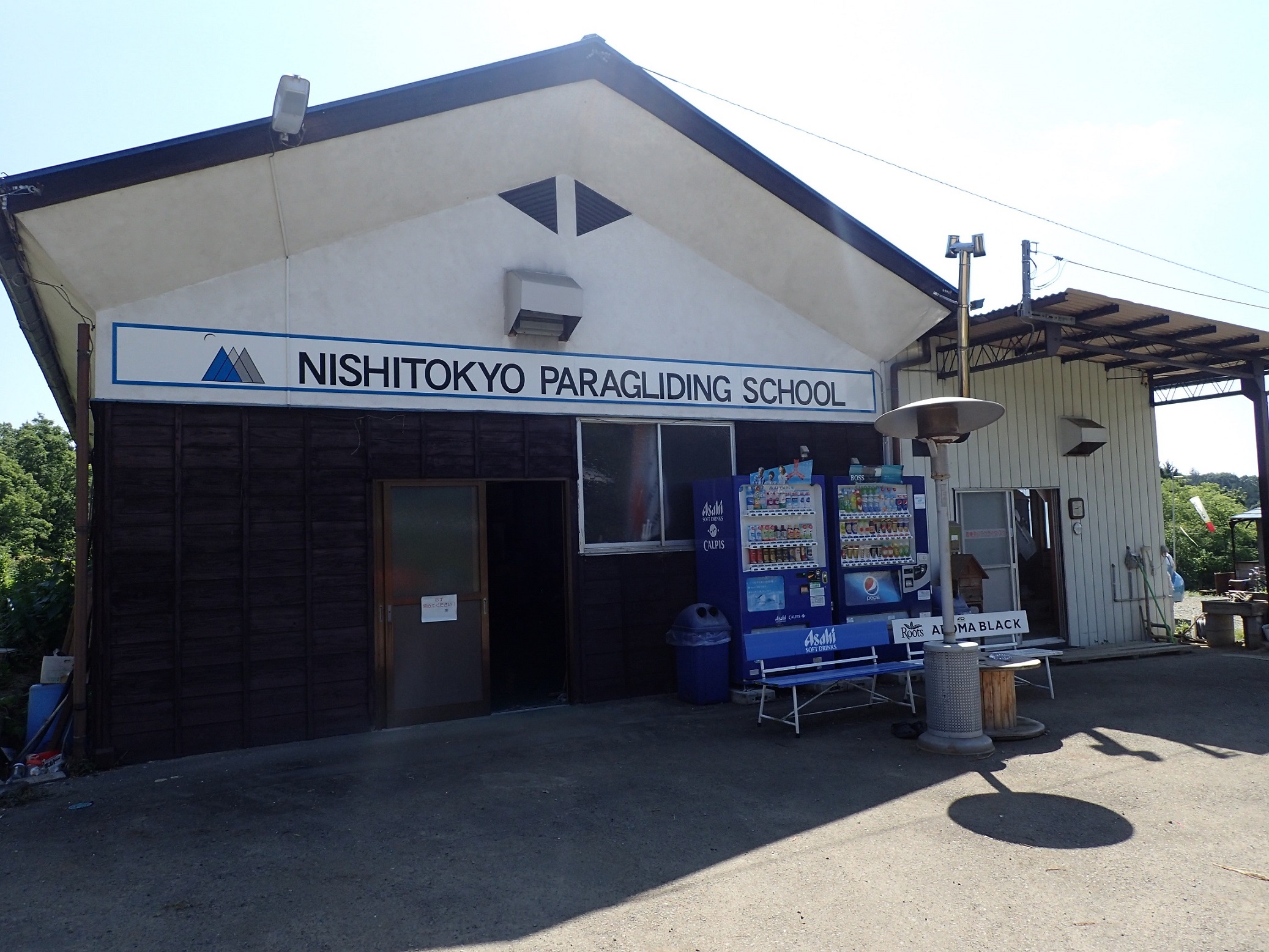 ここがショップです。入り口は右です。