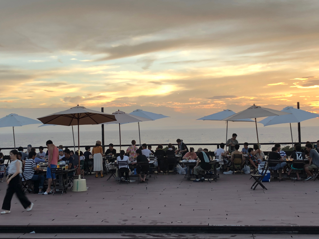 テラスは全部で300席