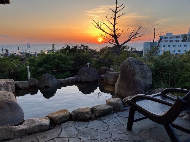 BBQテラスの横にある源泉かけ流しの「千畳の湯」露天風呂からは雄大な太平洋が見渡せます!