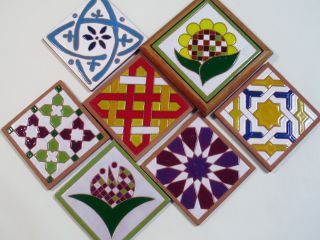 数種類のデザインからお好きなものを選び、好きな色で絵付けします。