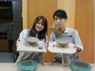 手ろくろを使い、主に手びねりという技法で制作していただきます。