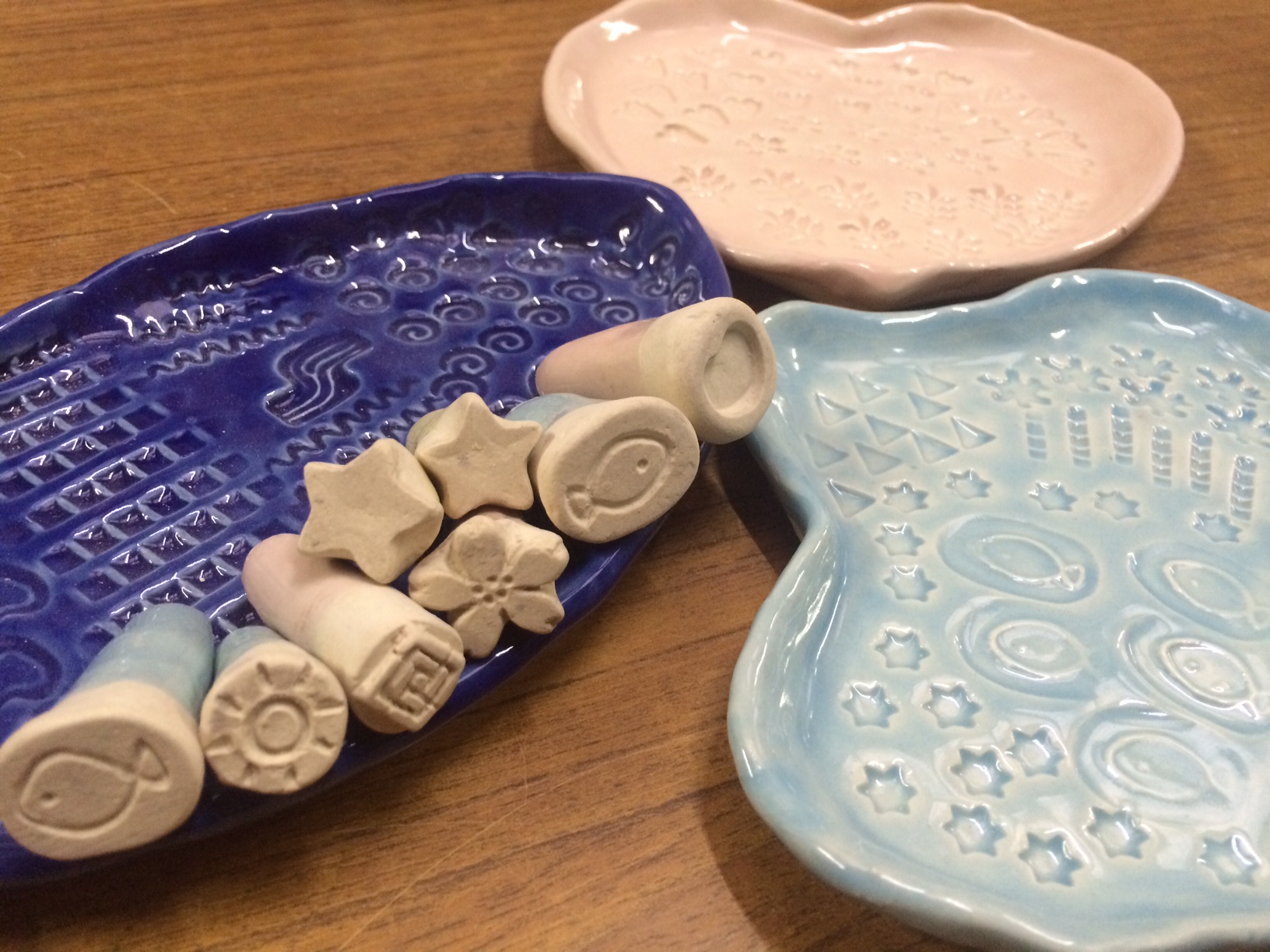 幼稚園生から参加可能 手びねりでお皿を作ろう 先生が作ったハンコで可愛く柄が付けられるよ 米澤工房 じゃらん遊び体験